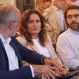 El director de l'Institut d'Estudis de l'Autogovern, Joan Ridao; la consellera de la Presidència, Laura Vilagrà, i el diputat del PSC i secretari primer de la Mesa, Ferran Pedret, en la presentació de l'informe.