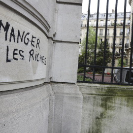 Imagen de archivo de una pintada en Montparnasse, París, en la que se puede leer el lema 'Cómete al rico'.