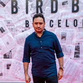 El director de cine J. A. Bayona posa en el photocall durante la presentación de la película ‘Bird Box Barcelona’ en el Teatro Tivoli, a 29 de junio de 2023, en Barcelona