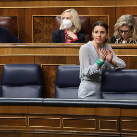 La ministra de Igualdad, Irene Montero, aplaude durante una sesión en el Congreso de los Diputados, a 16 de febrero de 2023, en Madrid.