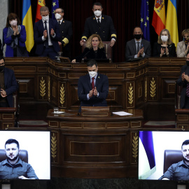 05/04/2022.- El presidente del Gobierno, Pedro Sánchez, aplaude tras la intervención por videoconferencia del presidente de Ucrania, Volodímir Zelenski, en el Congreso. / Chema Moya