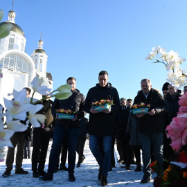 El presidente del Gobierno, Pedro Sánchez, realiza una ofrenda floral a los caídos en la guerra durante su visita el barrio de Irpín en Bucha (Ucrania), a 23 de febrero de 2023.