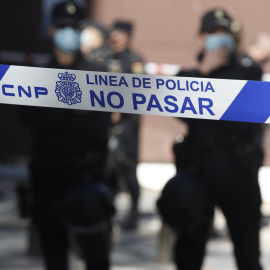 Imagen de archivo de varios policías vigilando una vivienda en el distrito de Villaverde, a 5 de noviembre de 2021, en Madrid.