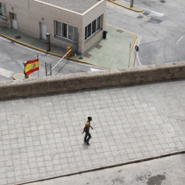 Un menor migrantes camina por las calles de Melilla.