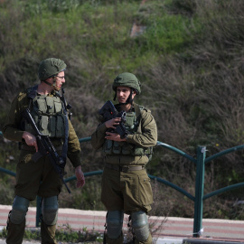 26/02/2023. Dos militares israelís, en Kfar Tapuach (Cisjordonia), a 26 de febrero de 2023.