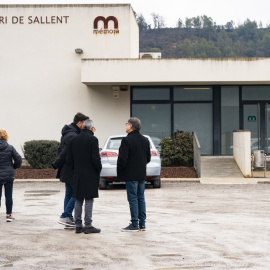 Familiares y amigos de Iván, el menor que se suicidó al precipitarse desde el balcón de su casa junto a su hermana gemela, que resultó herida grave, acuden al tanatorio de Sallent, a 26 de febrero de 2023.
