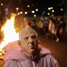 26/02/2023. Un manifestante porta una máscara de Benjamín Netanyahu durante las protestas contra el Gobierno de Israel, a 25 de febrero, en Tel Aviv.