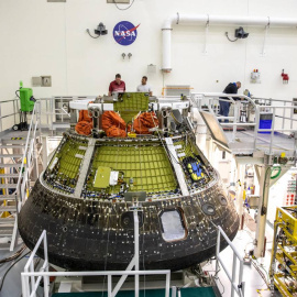 La cápsula Artemis I Orion dentro de la Instalación de Procesamiento de Cargas Múltiples (MPPF) en el Centro Espacial Kennedy en Florida a 6 de enero de 2023.