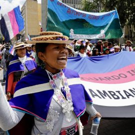 Indígenas de varias regiones del país participan de una marcha "Por la paz, por la vida, por la justicia social", convocada por Gustavo Petro en apoyo a las reformas del Gobierno de Colombia, en Bogotá a 27 de septiembre de 2023