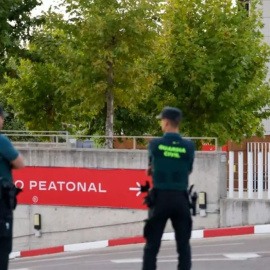 Foto de archivo de dos guardias civiles, ante la sede de la RFEF.