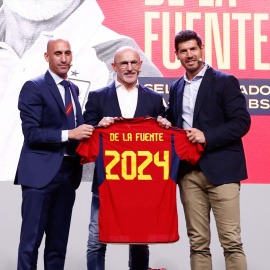 El expresidente de la RFEF Luis Rubiales, el seleccionador español, Luis de la Fuente, y el director de la selección masculina, Albert Luque, durante un acto en Madrid, a 12 de diciembre de 2022.