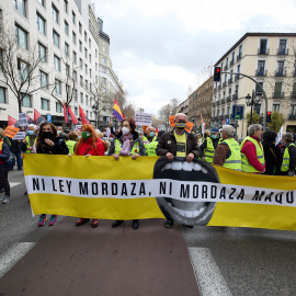 Varias personas en una manifestación contra la ley mordaza, a 13 de febrero de 2022, en Madrid (España).