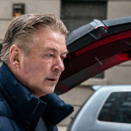 El actor Alec Baldwin sale de su casa en New York
