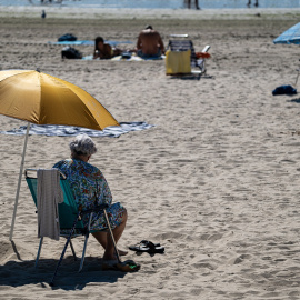 Una mujer en la playa Silgar, a 30 de septiembre de 2023, en Sanxenxo, Pontevedra, Galicia (España).