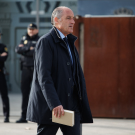 El expresidente valenciano Francisco Camps a su llegada a la sede de la Audiencia Nacional, a 20 de febrero de 2023, en San Fernando de Henares, Madrid (España).
