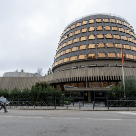 Un operario lleva un sillón de oficina nuevo al Tribunal Constitucional, a 29 de diciembre de 2022, en Madrid.
