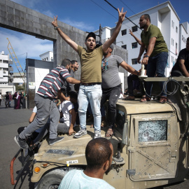 Palestinos subidos en un jeep militar israelí por las calles de Gaza tras el asalto a los asentamientos de colonos israelíes.
