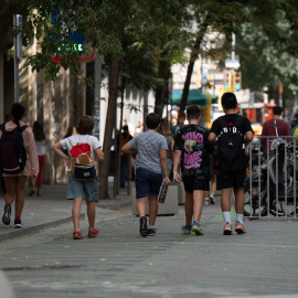 Varios niños caminan a la salida del colegio Pia Balmes de Barcelona. Imagen de Archivo.
