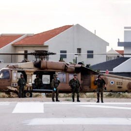 Soldados de Israel cerca de un helicóptero militar en un hospital tras el ataque de Hamás el pasado 7 de octubre.