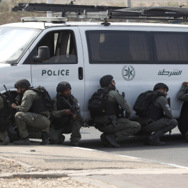 Soldados israelíes se ponen a cubierto durante enfrentamiento con militantes de Hamás en el sur de Israel, a 8 de octubre de 2023.