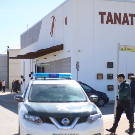 Un coche de la Guardia Civil frente al tanatorio de la localidad de El Rubio (Sevilla) a 28 de febrero de 2023