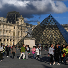 Turistas pasean junto a la pirámide del Louvre, a 21 de septiembre de 2023.