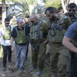 El primer ministro de Israel, Benjamín Netanyahu (2i), visita este sábado, la Franja de Gaza.