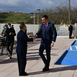 El presidente de Ceuta, Juan Jesús Vivas (i), saluda al presidente del Gobierno, Pedro Sánchez (d), a su llegada la inauguración del Centro de Salud Tarajal, a 1 de marzo de 2023, en Ceuta