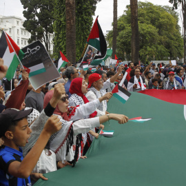 Miles de personas protestan en Rabat contra la normalización de las relaciones entre Marruecos e Israel.
