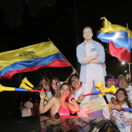 Simpatizantes del candidato a la presidencia Daniel Noboa, celebran el triunfo de su candidato durante las elecciones presidenciales en Guayaquil (Ecuador) este 16 de octubre de 2023.