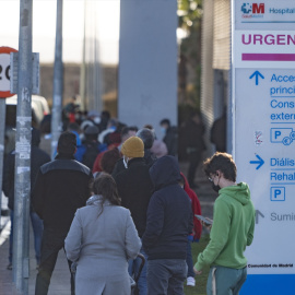 Varias personas esperan la cola para hacerse test Covid-19 en el Hospital Infanta Sofía, a 27 de diciembre de 2021, en San Sebastián de los Reyes, Madrid, (España).