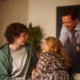 Los actores Zen McGrath, Laura Dern y Hugh Jackman