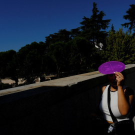 Una mujer se protege del sol en medio de un clima inusualmente caluroso en octubre en Madrid, España , 5 de octubre de 2023.