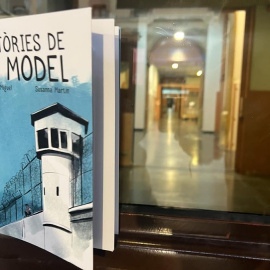 27/02/2023 - El llibre 'Històries de la Model', amb un passadís de la presó al fons.