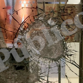 Cristal golpeado por una pieza en el Punto de Atención Continuada (PAC) en Villa del Prado, a 12 de octubre de 2023 (Madrid)