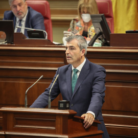 El candidato a la Presidencia del Gobierno de Canarias por el Partido Popular, Manuel Domínguez, interviene durante la primera jornada del 'Debate sobre el Estado de la Nacionalidad Canaria de 2023', en el Parlamento de Canarias, a 28 de febrero de 2023.