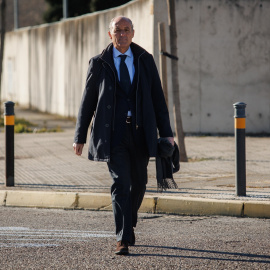 El expresidente de la Comunidad Valenciana Francisco Camps a su llegada a la Audiencia Nacional de San Fernando de Henares, a 28 de febrero de 2023, en San Fernando de Henares, Madrid (España)