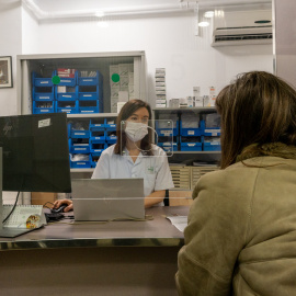 Una trabajadora del Hospital Clínic de Barcelona atiende a una paciente en el punto de consulta.