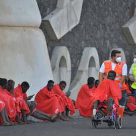 Decenas de supervivientes rescatados en un cayuco, en el puerto de El Hierro, Canarias, a 14 de octubre de 2023.