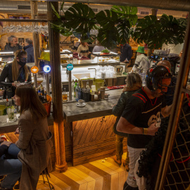 Varias personas se toman unas copas en un bar de Vitoria, a 14 de marzo de 2022.