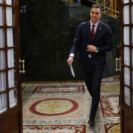 El presidente del Gobierno, Pedro Sánchez, abandona el hemiciclo tras asistir a la sesión de control al Ejecutivo, a 8 de marzo de 2023.