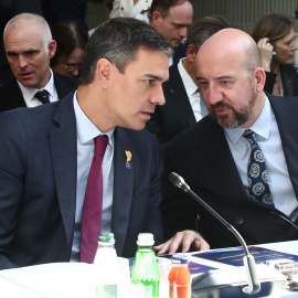 El presidente del Gobierno en funciones, Pedro Sánchez, durante la Cumbre del Proceso de Berlín, junto al presidente del Consejo Europeo, Charles Michel.