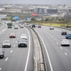 Varios coches circulan por la autovía del Suroeste, A-5, a 8 de enero de 2023, en Madrid (España). Foto de ARCHIVO