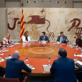 16/10/2023 - En el centro, la consellera de la Presidencia, Laura Vilagrà y el presidente de la Generalitat, Pere Aragonès, durante una reunión del Govern sobre el informe para pactar un referéndum de autodeterminación, a 16 de octubre de 2023.