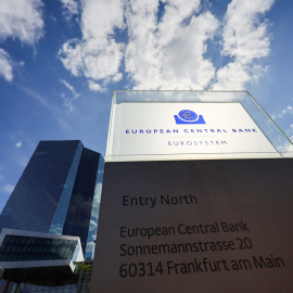Logo del BCE a la entrada de su sede con el cartel con su dirección en Fráncfort. REUTERS/Wolfgang Rattay