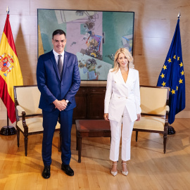 El secretario general del PSOE y presidente del Gobierno en funciones, Pedro Sánchez, y la ministra de Trabajo y Economía Social en funciones, Yolanda Díaz, posan a su llegada para reunirse en el Congreso de los Diputado