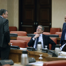 28/02/2023.- El portavoz del PNV, Aitor Esteban (i), conversa con los socialistas Patxi López, Rafael Simancas y José Zaragoza, durante la reunión de la Junta de Portavoces este martes en el Congreso. EFE/ Javier Lizón