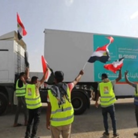 La ayuda humanitaria entra en Gaza a través del paso con Egipto