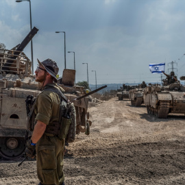 Vehículos de combate militares y tanques israelíes cerca de la frontera entre Israel y Gaza, a 14 de octubre de 2023