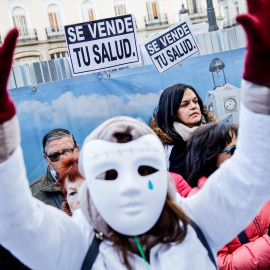 Varias personas se manifiestan durante la protesta de Médicos de Familia y Pediatras de la Comunidad de Madrid, en la Puerta del Sol, a 18 de enero de 2023, en Madrid (España).